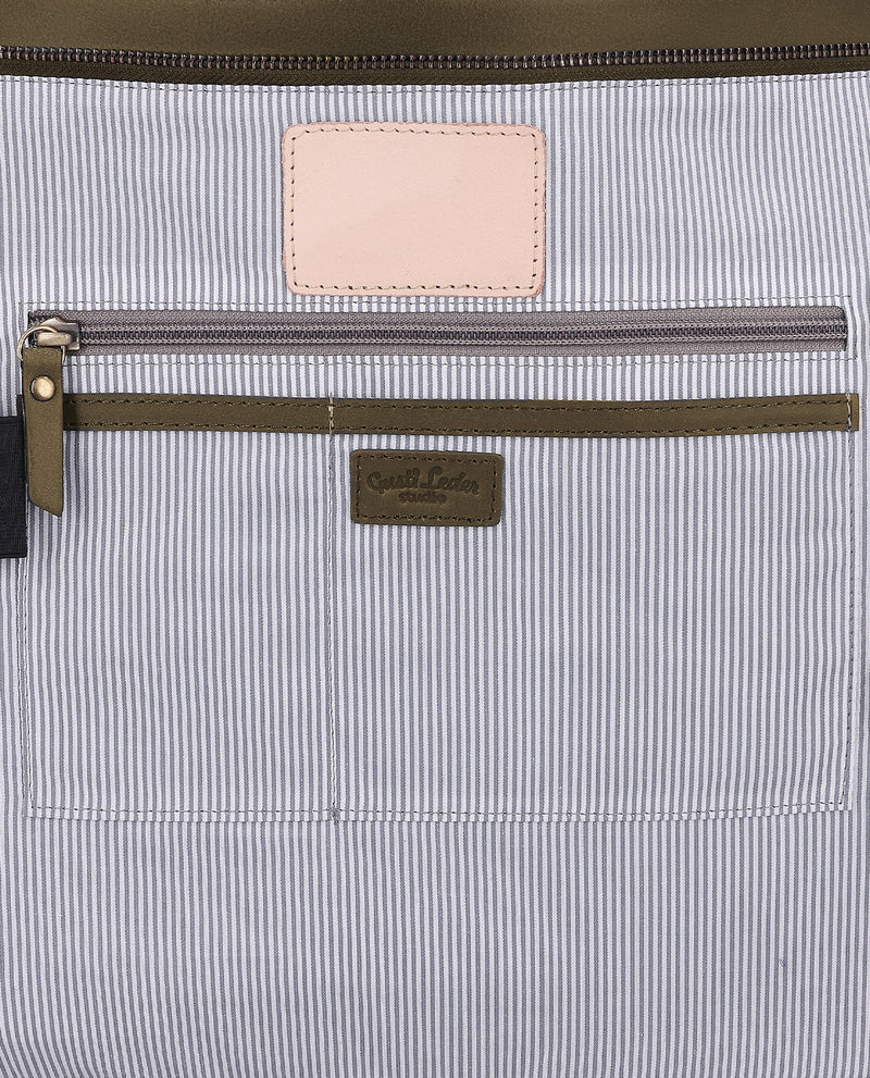 gusti-leder-cecilia-handtasche-leder-gr-n-laptop-15-zoll-airtag-fach image 4