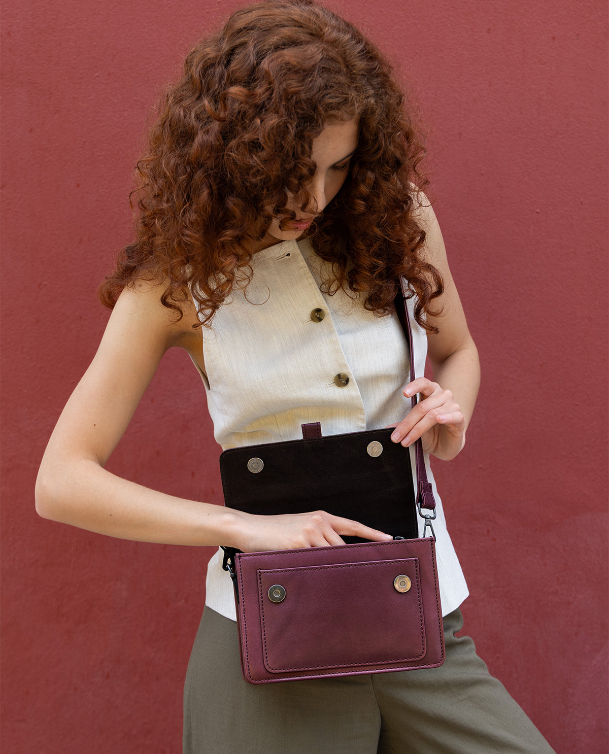 gusti-leder-bibi-umh-ngetasche-damen-aus-leder-mit-airtag-fach-und-magnetverschl image 5