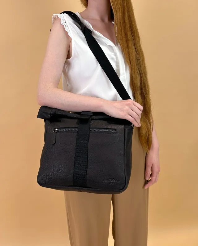 gusti-leder-luis-roll-top-schultertasche-aus-leder image 1