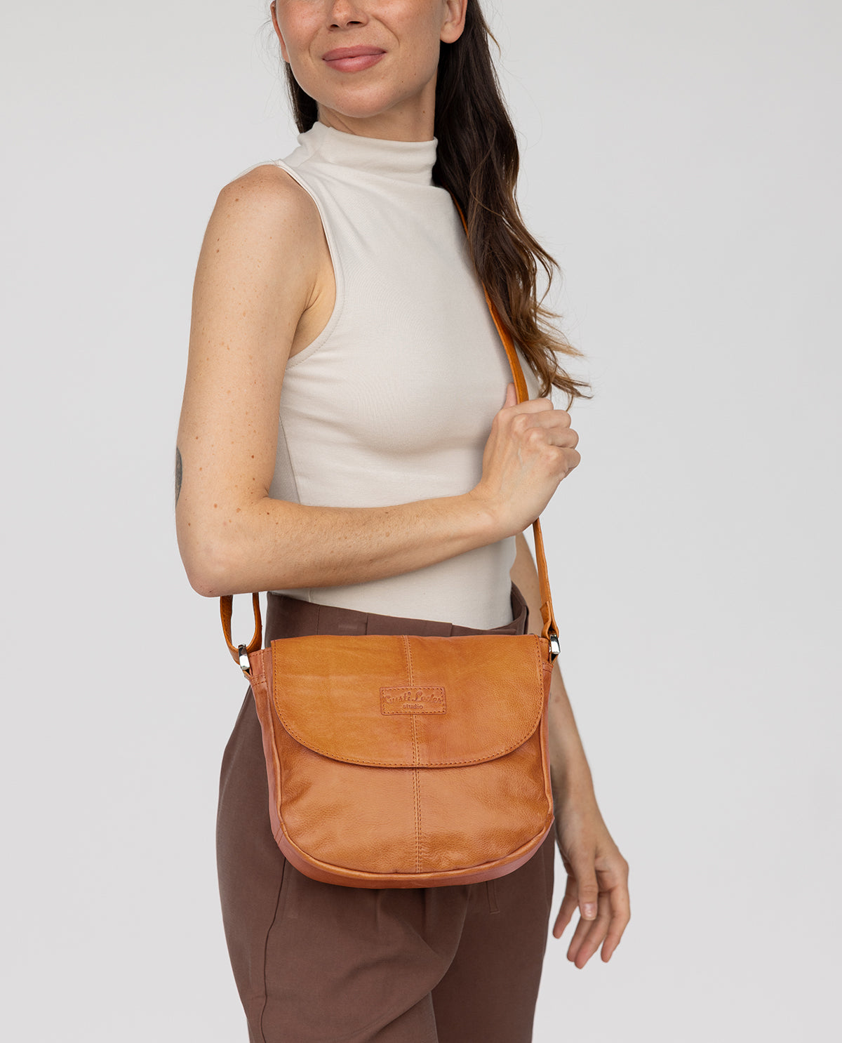 gusti-leder-benja-kleine-lederhandtasche-damen-umh-ngetasche-crossbody image 8