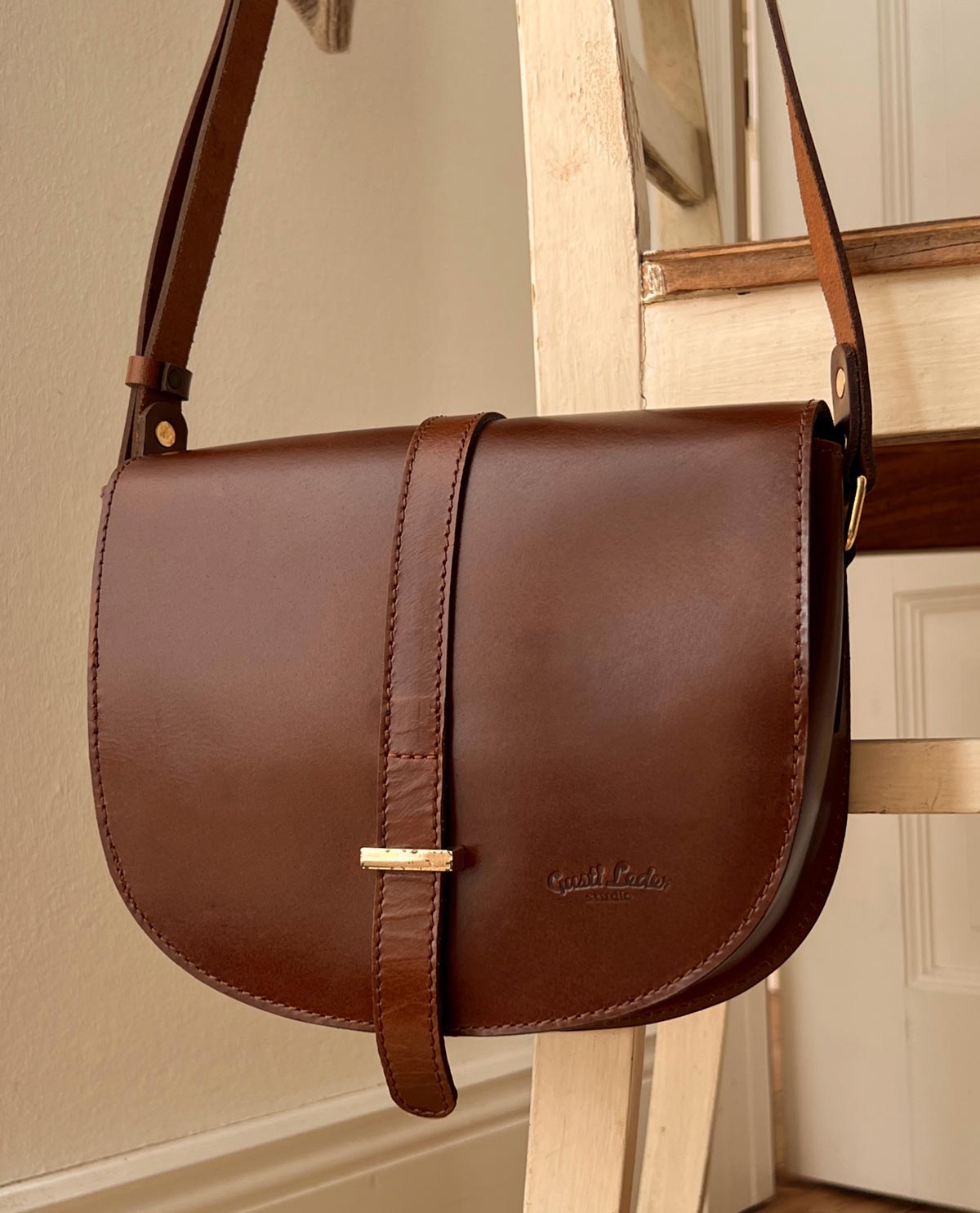 gusti-leder-carmen-handtasche-leder-raumwunder-rund image 1
