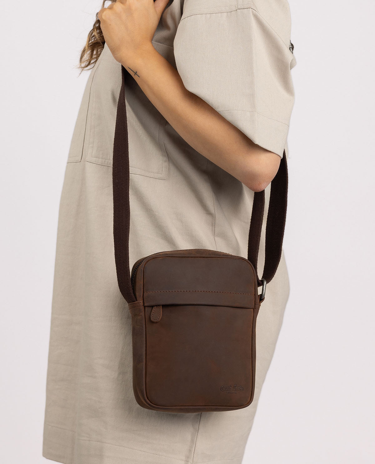 gusti-leder-karl-umh-ngetasche-nussbaum-aus-leder-im-vintage-look image 1