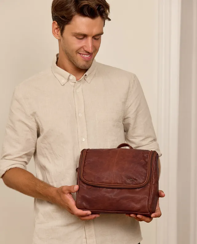 gusti-leder-aidan-waschtasche-aus-leder-braun-kulturbeutel image 1