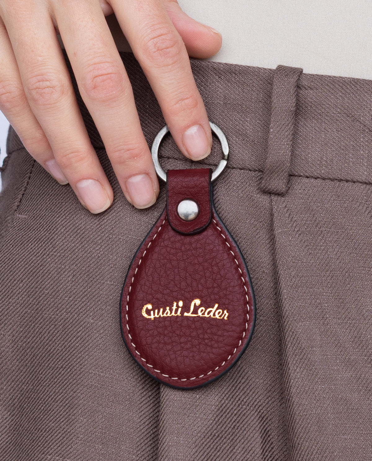 gusti-leder-lian-schl-sselanh-nger-aus-leder-oval-personalisierbar image 5