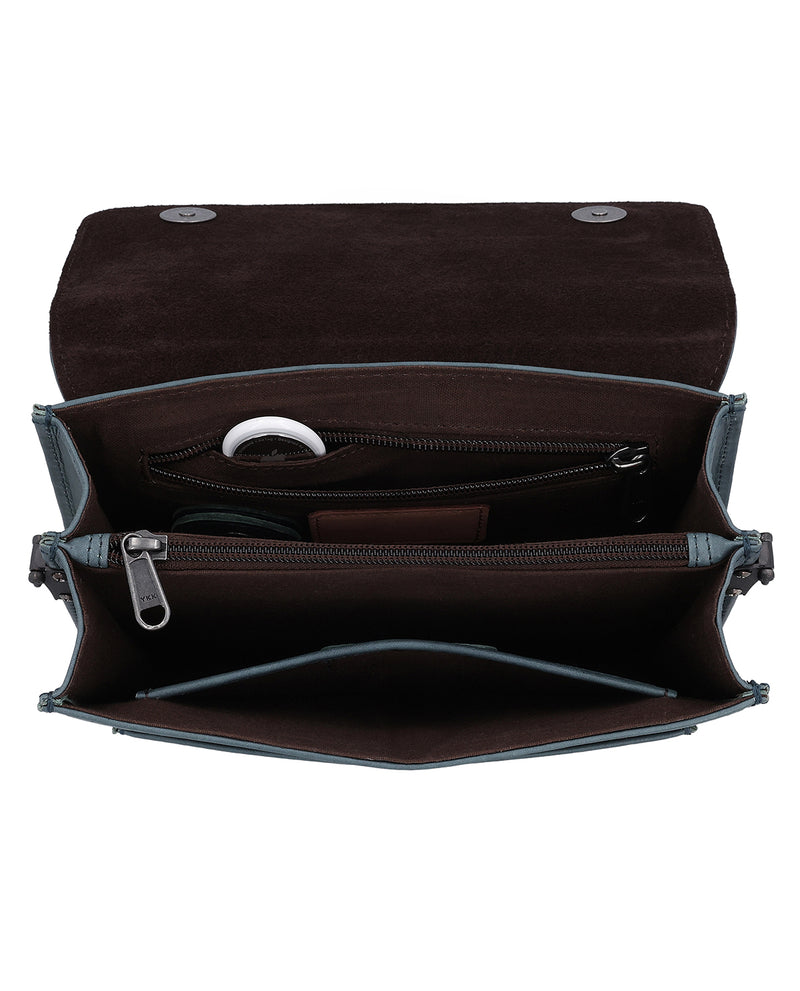 gusti-leder-bibi-damen-schultertasche-aus-blauem-leder-mit-airtag-fach image 4
