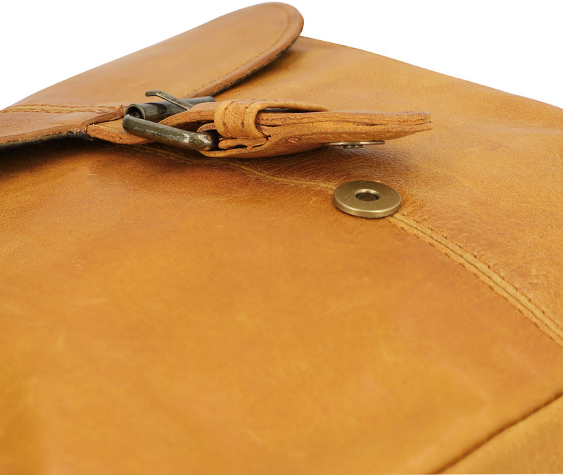 gusti-leder-candice-crossbody-handtasche-leder-mit-gravur-patch image 2