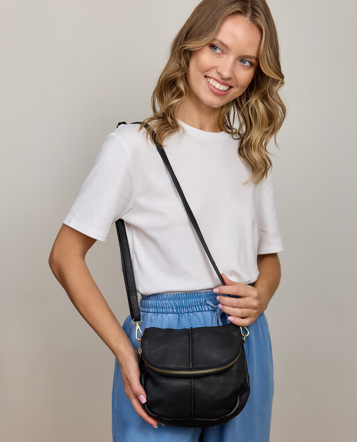 gusti-leder-iselin-umh-ngetasche-aus-leder-in-schwarz-mit-schl-sselanh-nger image 1