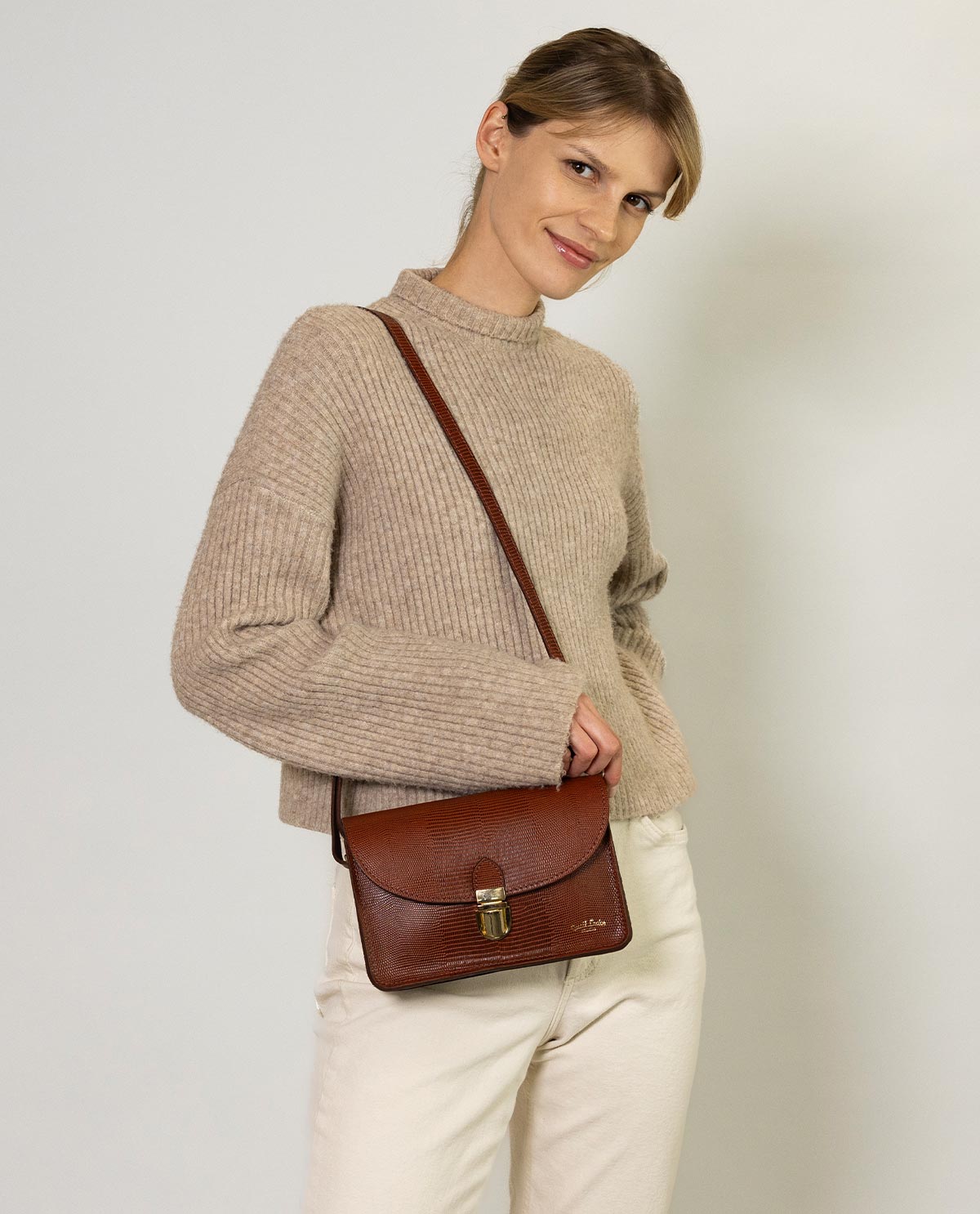 gusti-leder-sandy-crossbodybag-damen-rindsleder-kroko-optik image 1