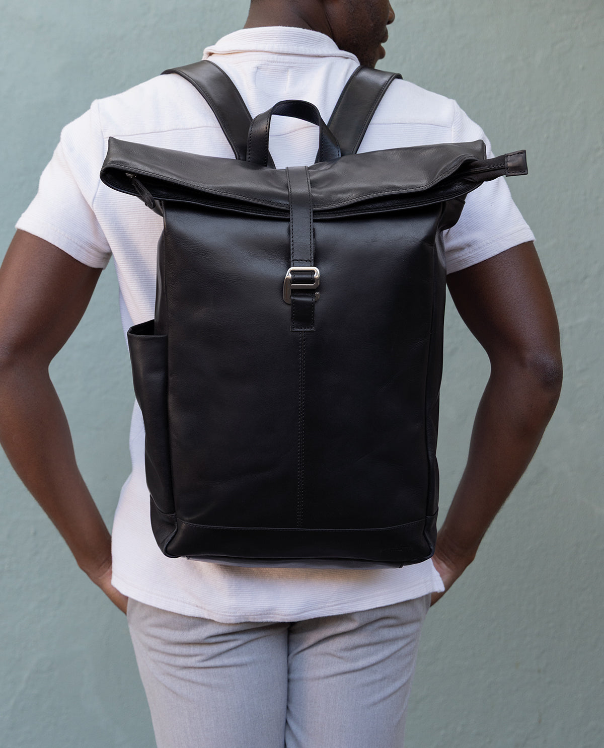 gusti-leder-bendik-rolltop-rucksack-schwarz-mit-laptopfach image 7