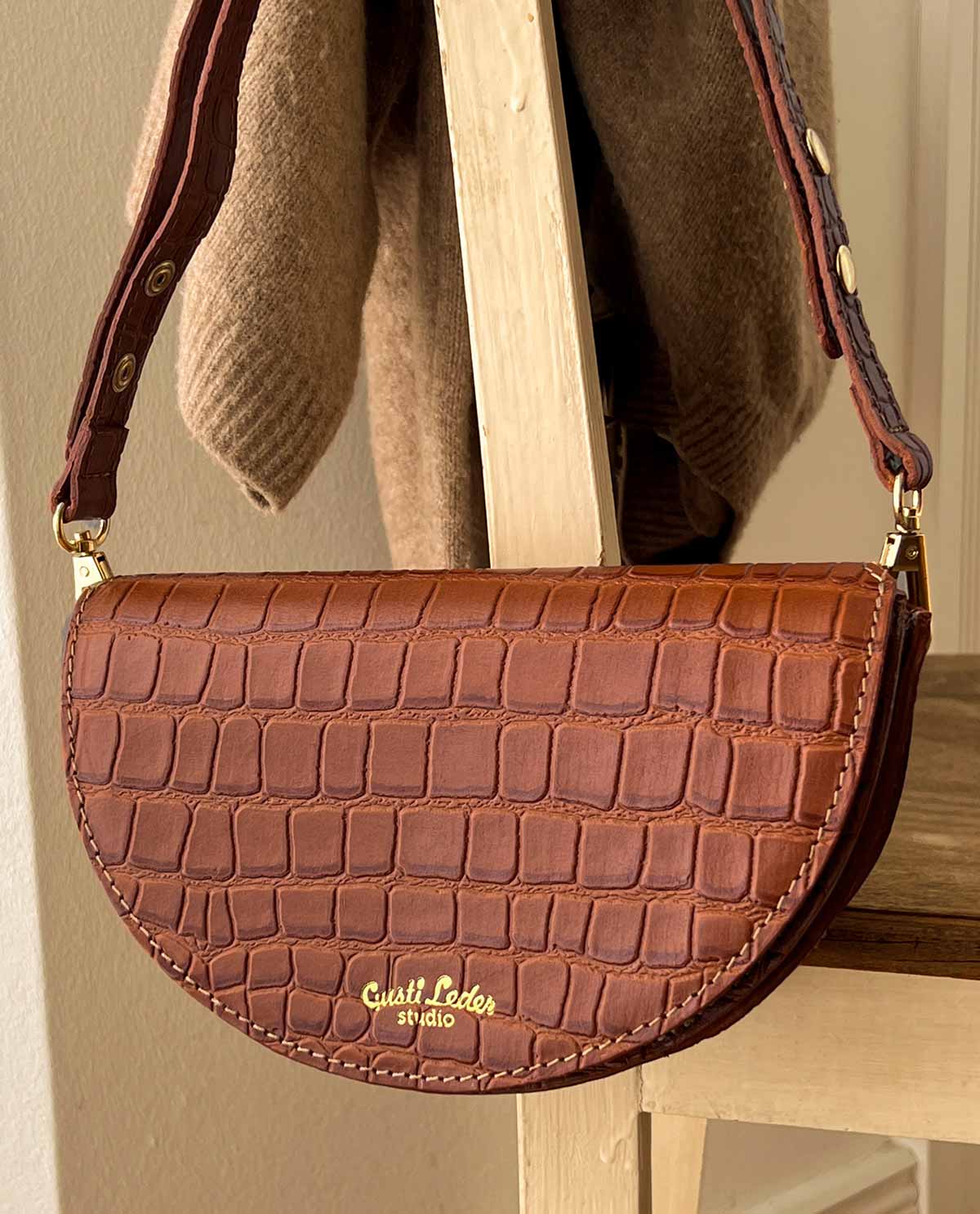 gusti-leder-caroline-umh-ngetasche-kroko-kompakt-kleine-tasche-f-r-alltag-und-au image 1