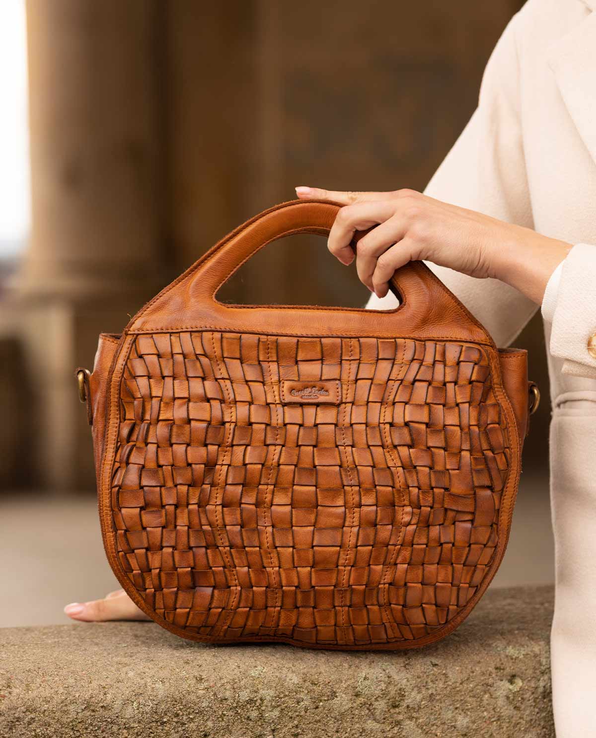 gusti-leder-outlet-umh-ngetasche-halbrund-braunes-vintage-leder image 1