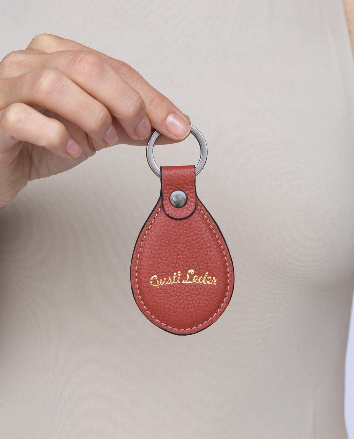 gusti-leder-lian-schl-sselanh-nger-oval-aus-leder-personalisierbar image 1