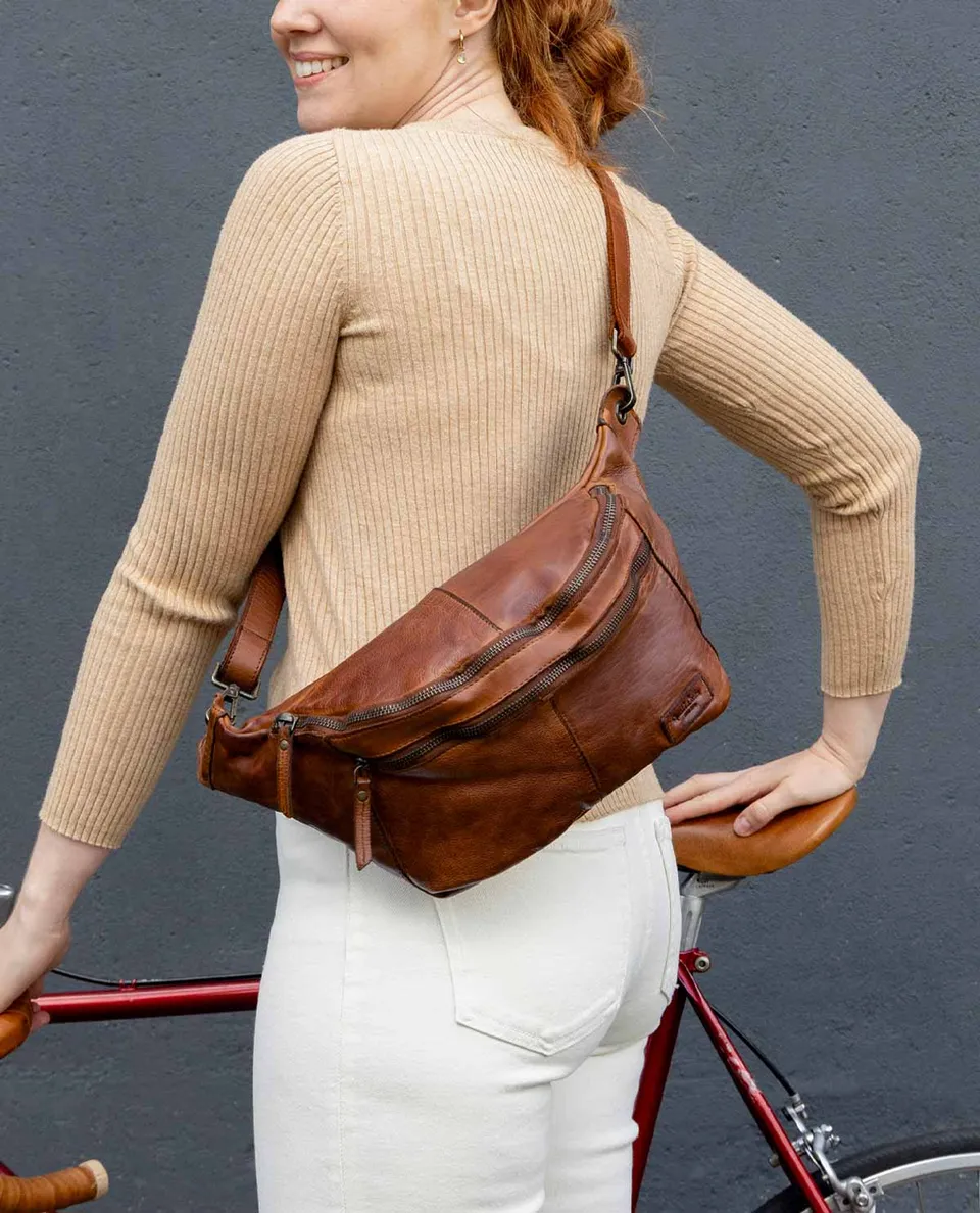 gusti-leder-freya-xxl-bauchtasche-aus-leder-mit-airtag-fach image 1