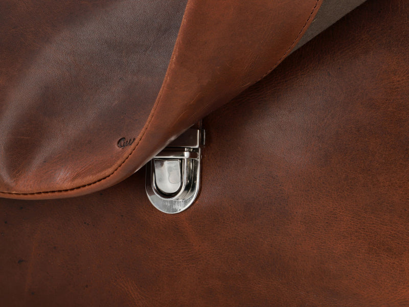 gusti-leder-theodore-aktentasche-braun-rindsleder-mit-laptopfach image 2
