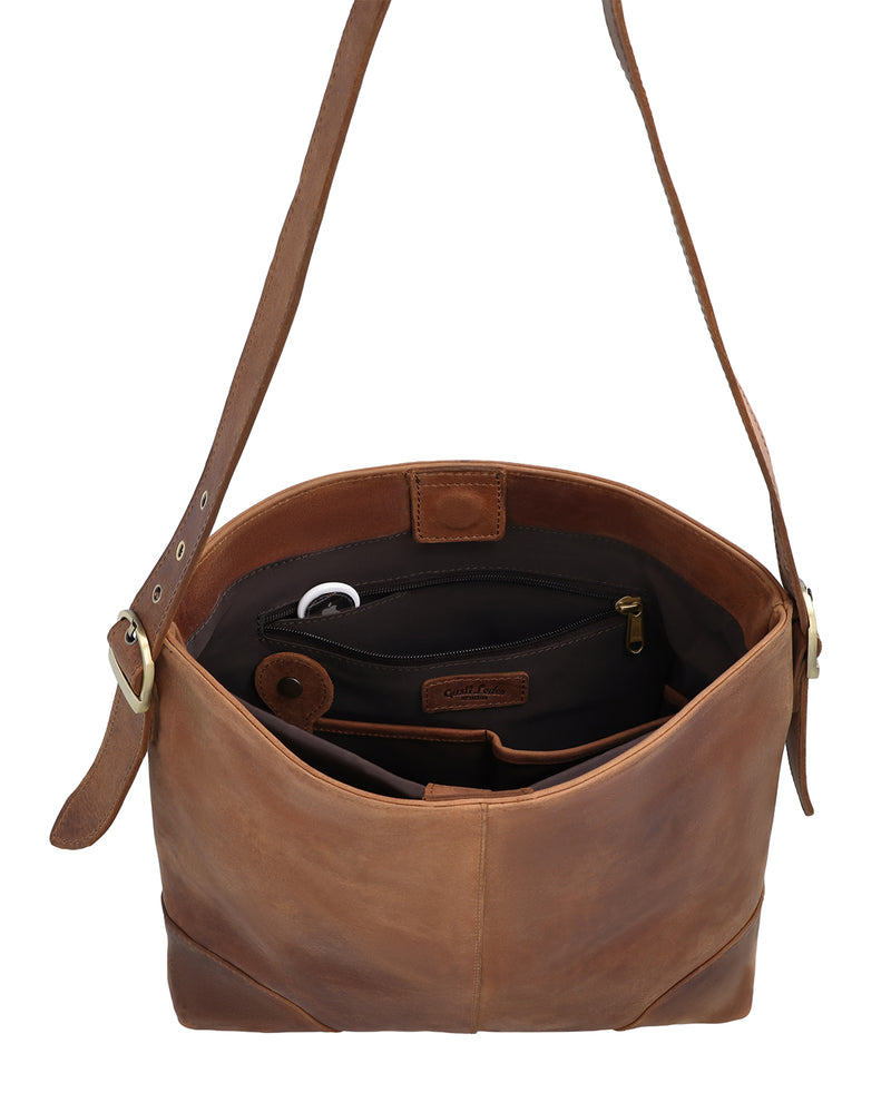 gusti-leder-moje-handtasche-damen-braun-mit-airtag-fach image 3