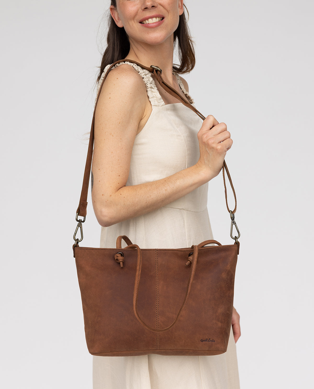 gusti-leder-merle-handtasche-braun-rindsleder-mit-schulterriemen image 1
