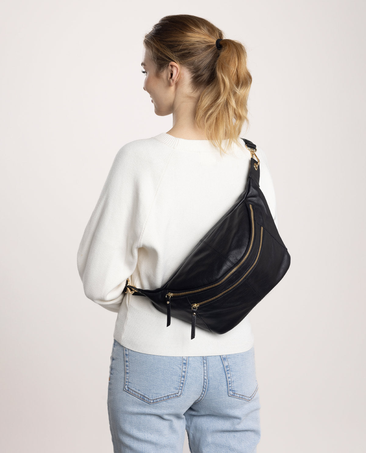 gusti-leder-freya-xxl-bauchtasche-leder-festival-outlet image 4