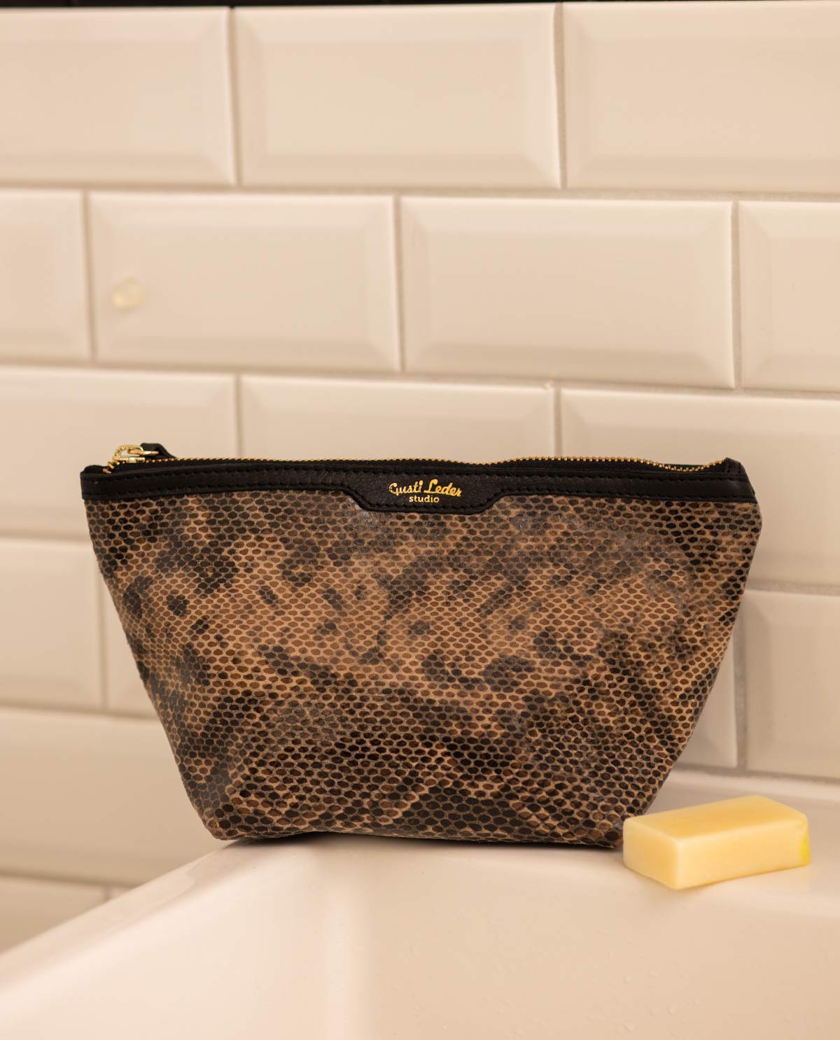 gusti-leder-sille-beauty-bag-kulturtasche-aus-wildleder-im-schlangenprint image 1