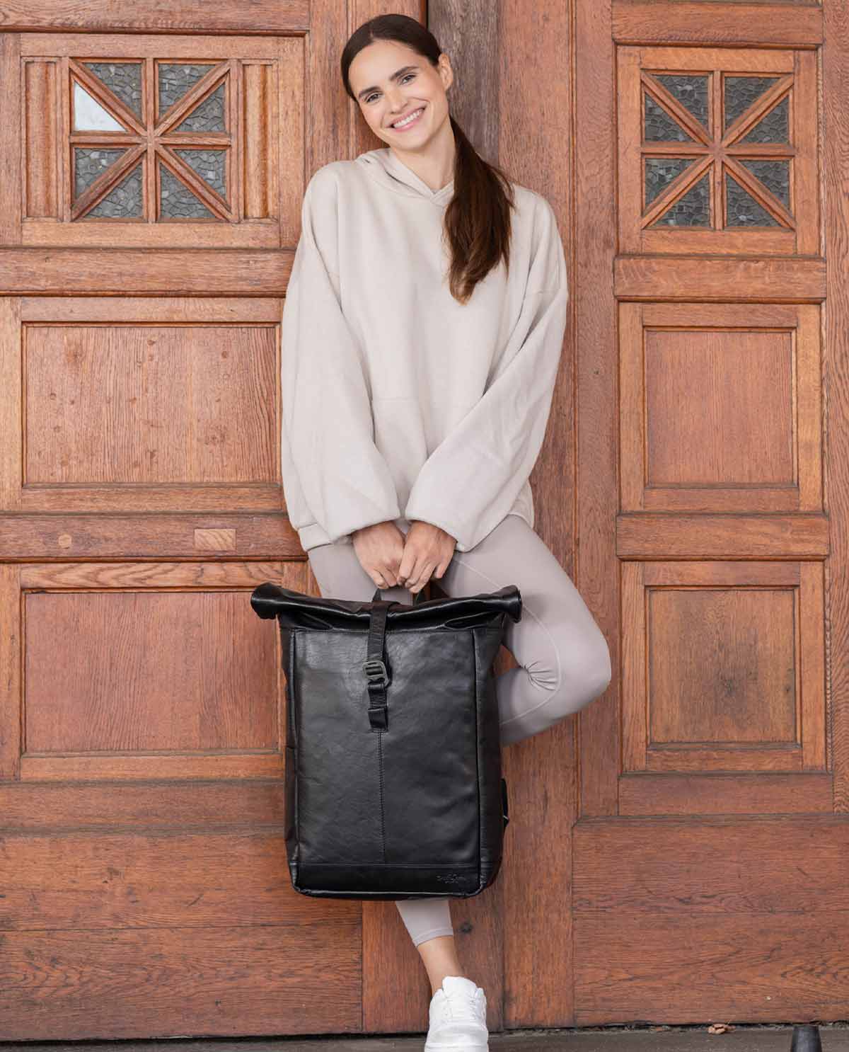 gusti-leder-bendik-rolltop-rucksack-leder-schwarz image 6