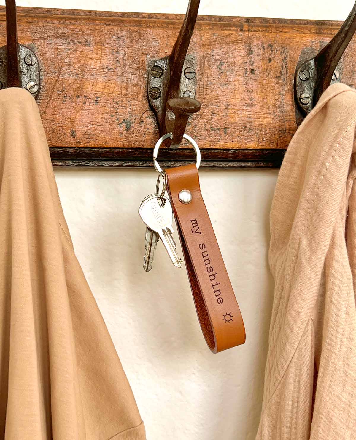 gusti-leder-shelton-schl-sselanh-nger-aus-echtleder-im-vintage-look-2 image 6