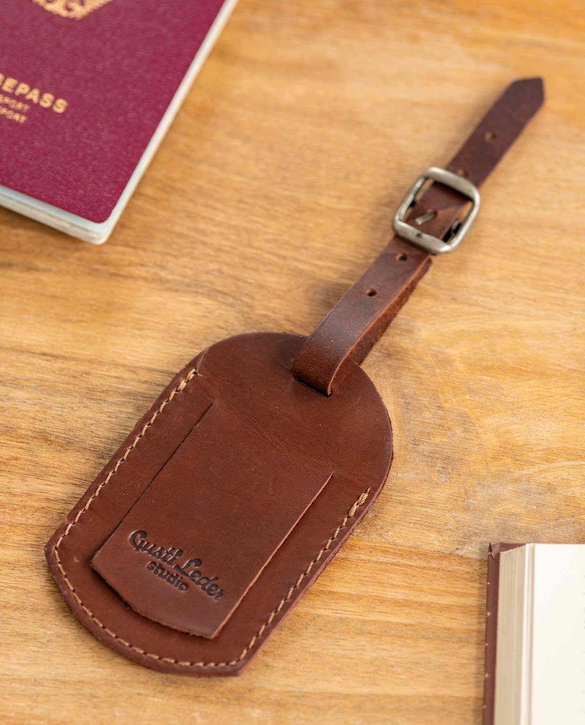 gusti-leder-victoria-kofferanh-nger-adress-tag-aus-leder-f-r-reisegep-ck image 1
