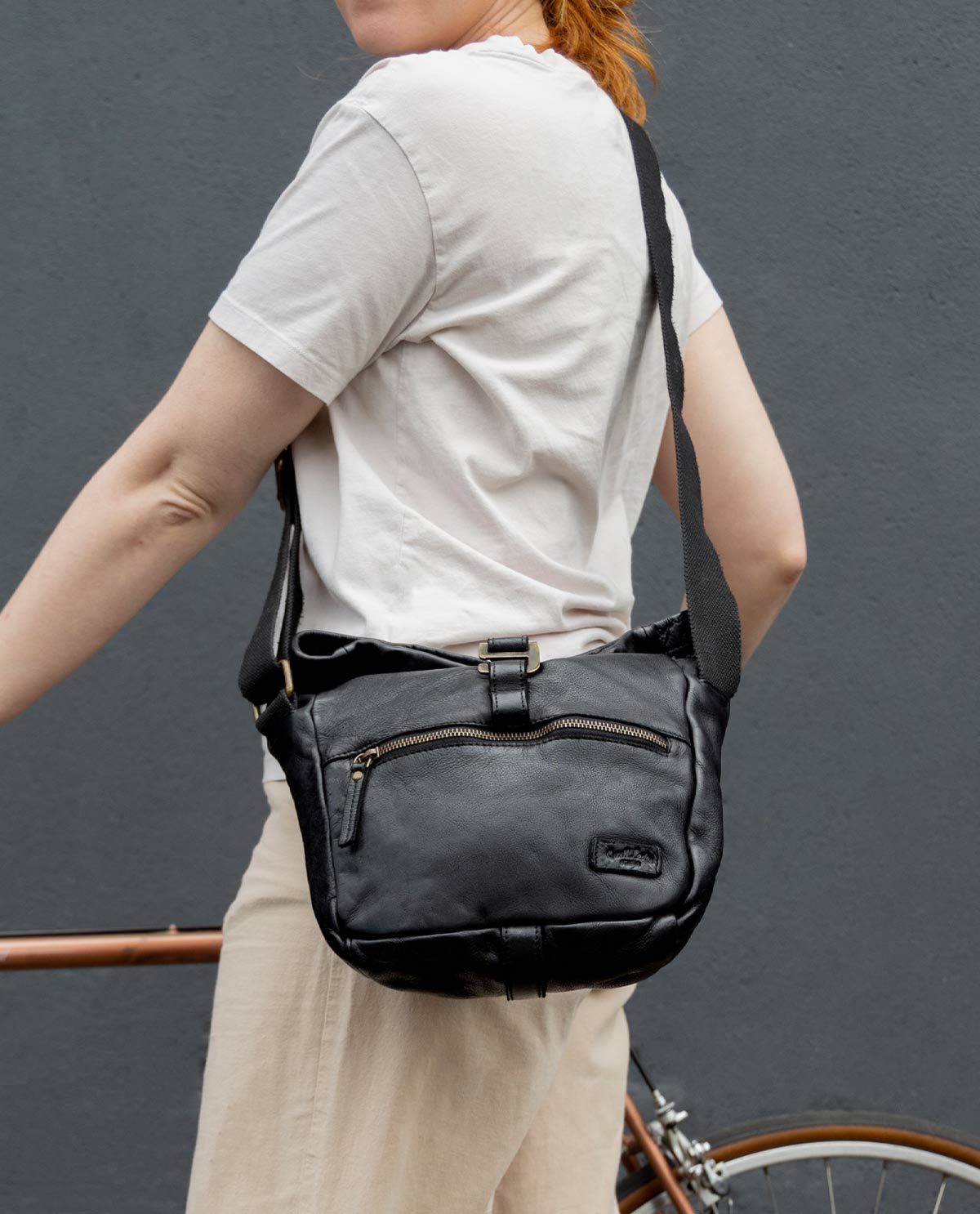 gusti-leder-auna-leder-umh-ngetasche-mit-doppelverschluss-vintage-schwarz image 1