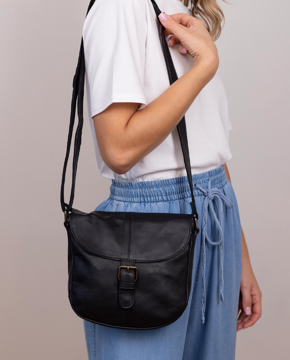 gusti-leder-candice-umh-ngetasche-schwarz-aus-leder-mit-airtag-fach image 1