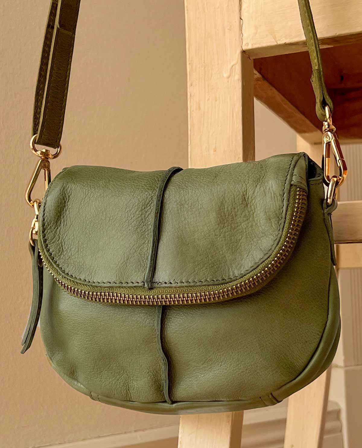 gusti-leder-janny-kleine-leder-umh-ngetasche-crossbody image 1