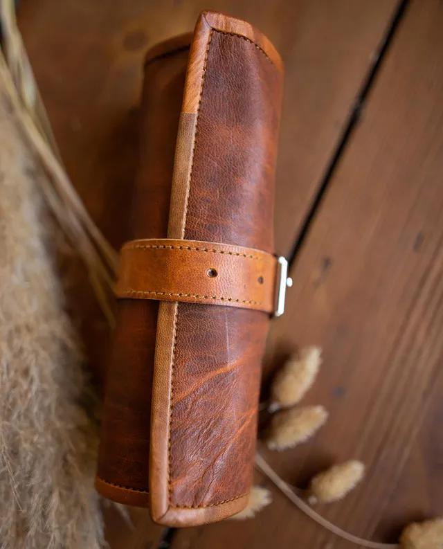 gusti-leder-robbie-stifteetui-aus-ziegenleder-vintage-federm-ppchen image 1