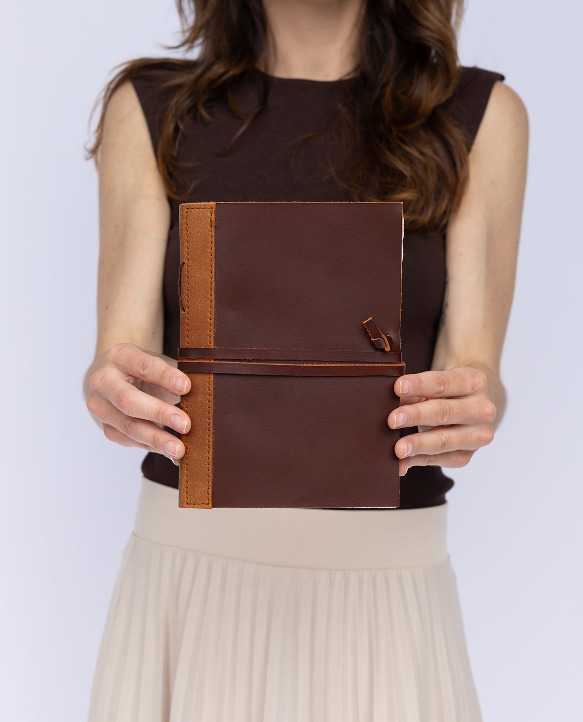 gusti-leder-lian-buch-mit-lederumschlag-braun-15-5-x-20-5-cm image 1
