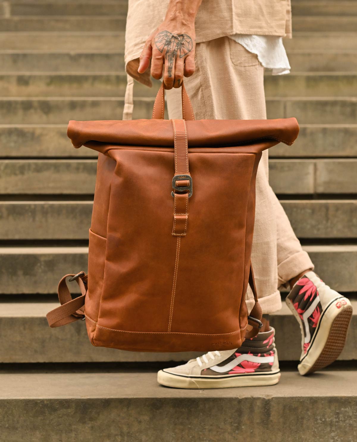 gusti-leder-bendik-rolltop-rucksack-aus-leder-braun-outlet image 4