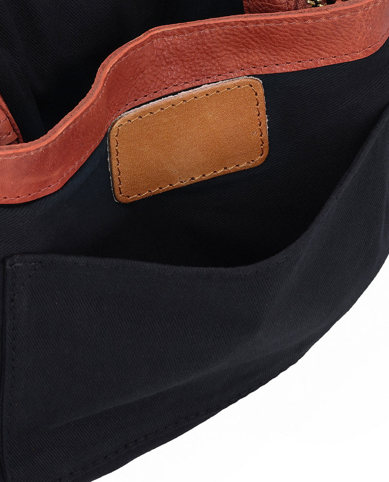 gusti-leder-iselin-umh-ngetasche-80s-design-aus-leder-pflanzlich-gegerbt image 3