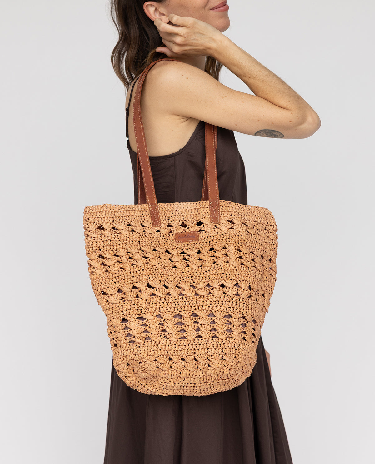 gusti-leder-alise-handtasche-damen-raffia-braun image 1