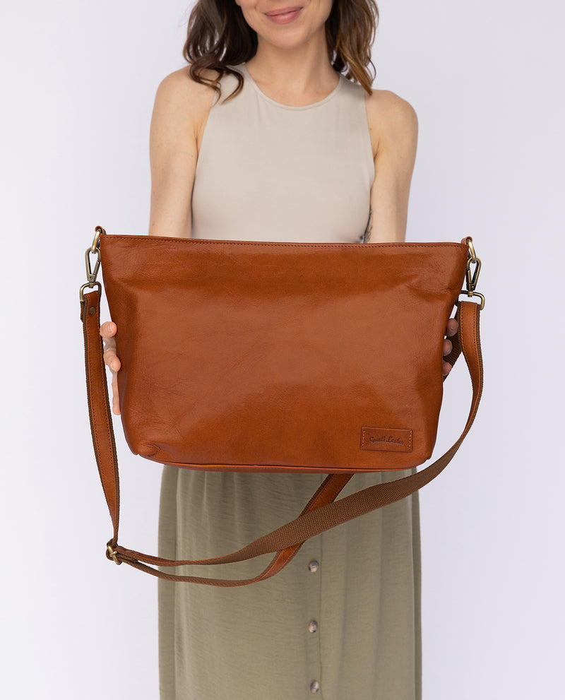 gusti-leder-alara-new-damen-handtasche-braun-mit-airtag-fach image 7