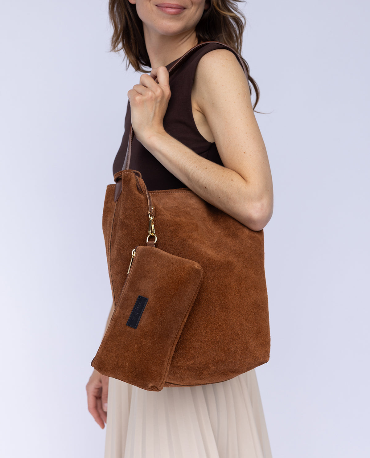 gusti-leder-lis-shopper-handtasche-damen-veloursleder-braun-mit-zusatztasche image 6