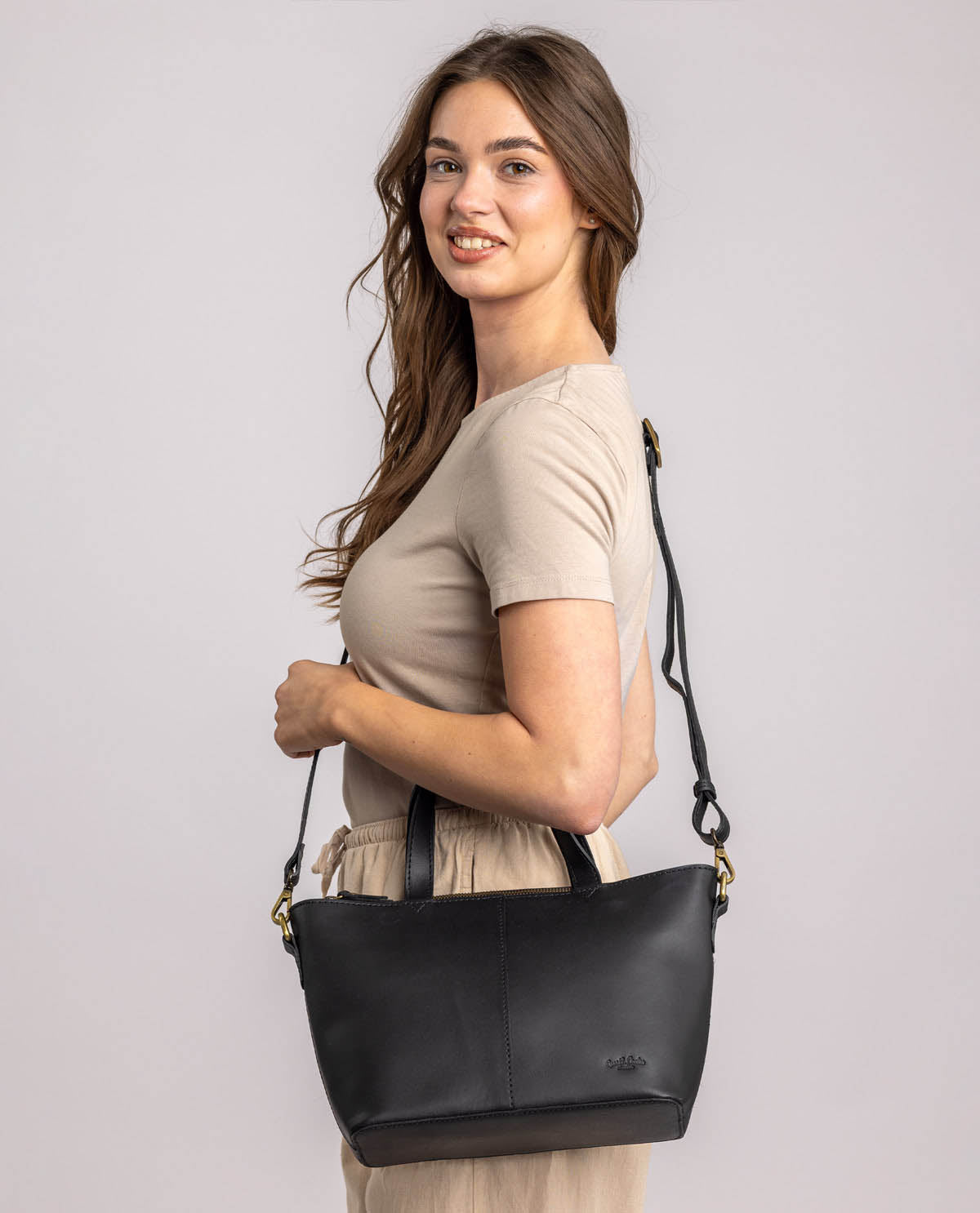 gusti-leder-madeline-outlet-handtasche-aus-leder-schwarz image 4