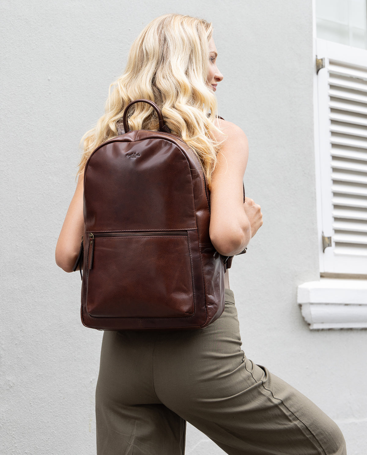 gusti-leder-klaas-rucksack-aus-leder-mit-laptopfach-und-airtag-fach image 1