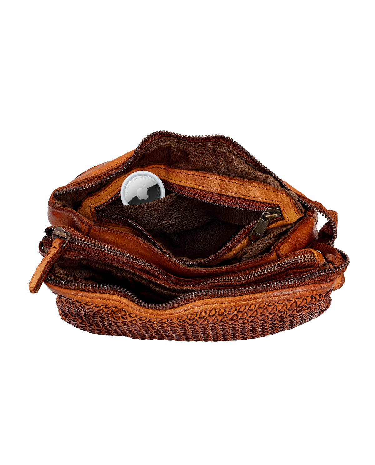 gusti-leder-bulan-handtasche-leder-braun-flechtmuster-mit-airtag-fach image 7