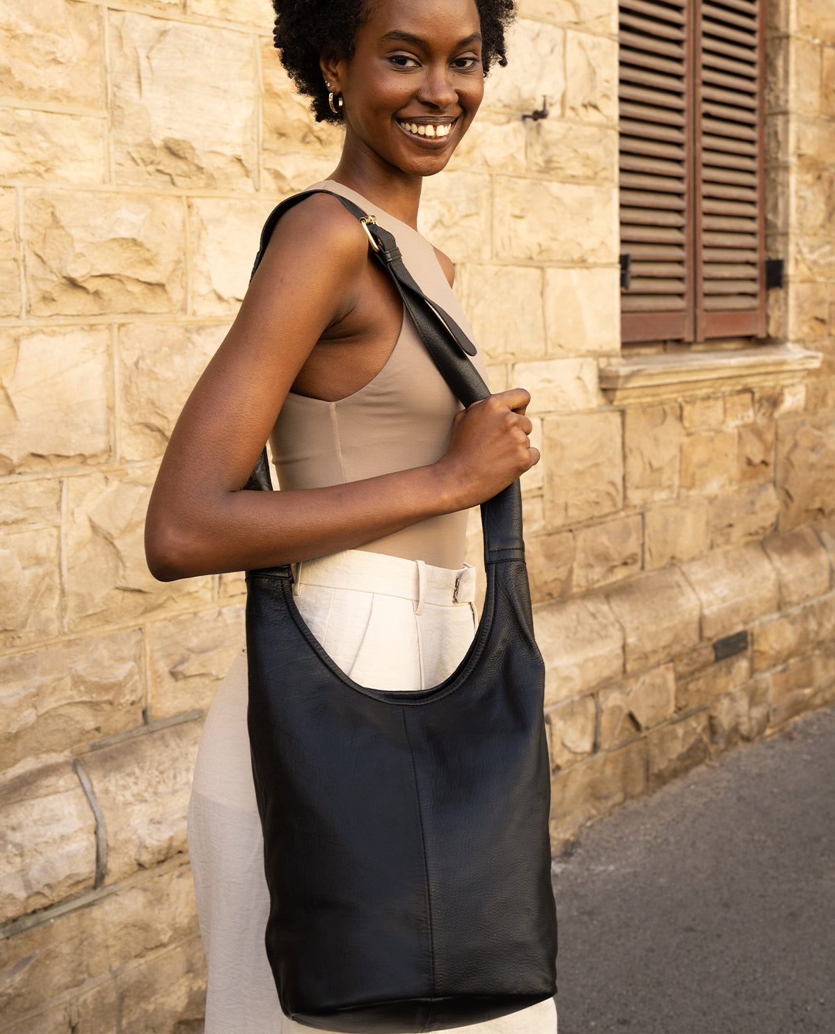 gusti-leder-josephine-ledertasche-mit-magnetverschluss image 4
