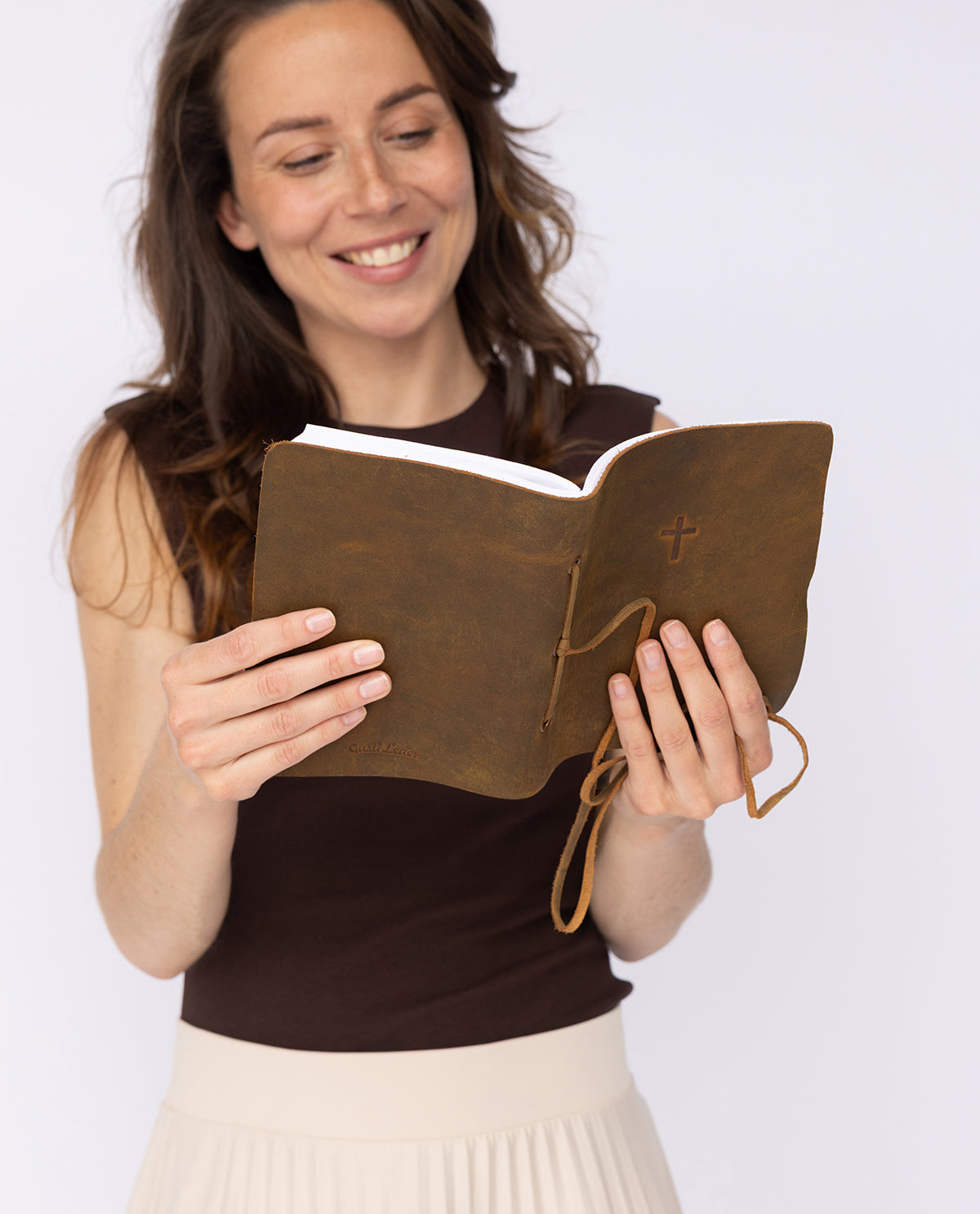 gusti-leder-tuva-buch-mit-lederumschlag-dunkelbraun-kreuzpr-gung image 4