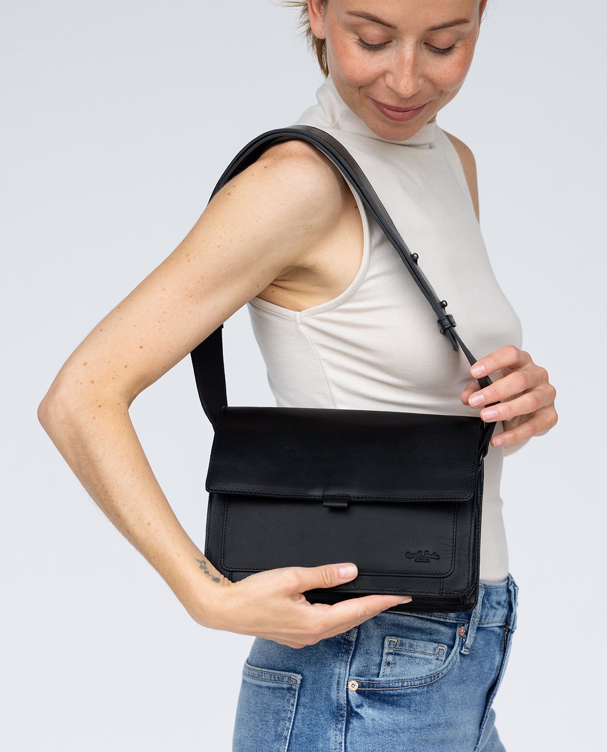 gusti-leder-kimberly-handtasche-aus-rindsleder-in-schwarz-mit-verstellbarem-riem image 5