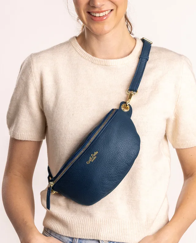 gusti-leder-rosamonde-bauchtasche-aus-blauem-leder image 1