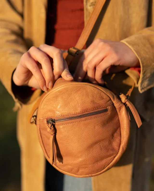 gusti-leder-tanja-runde-schultertasche-aus-rindsleder-kompakt image 1