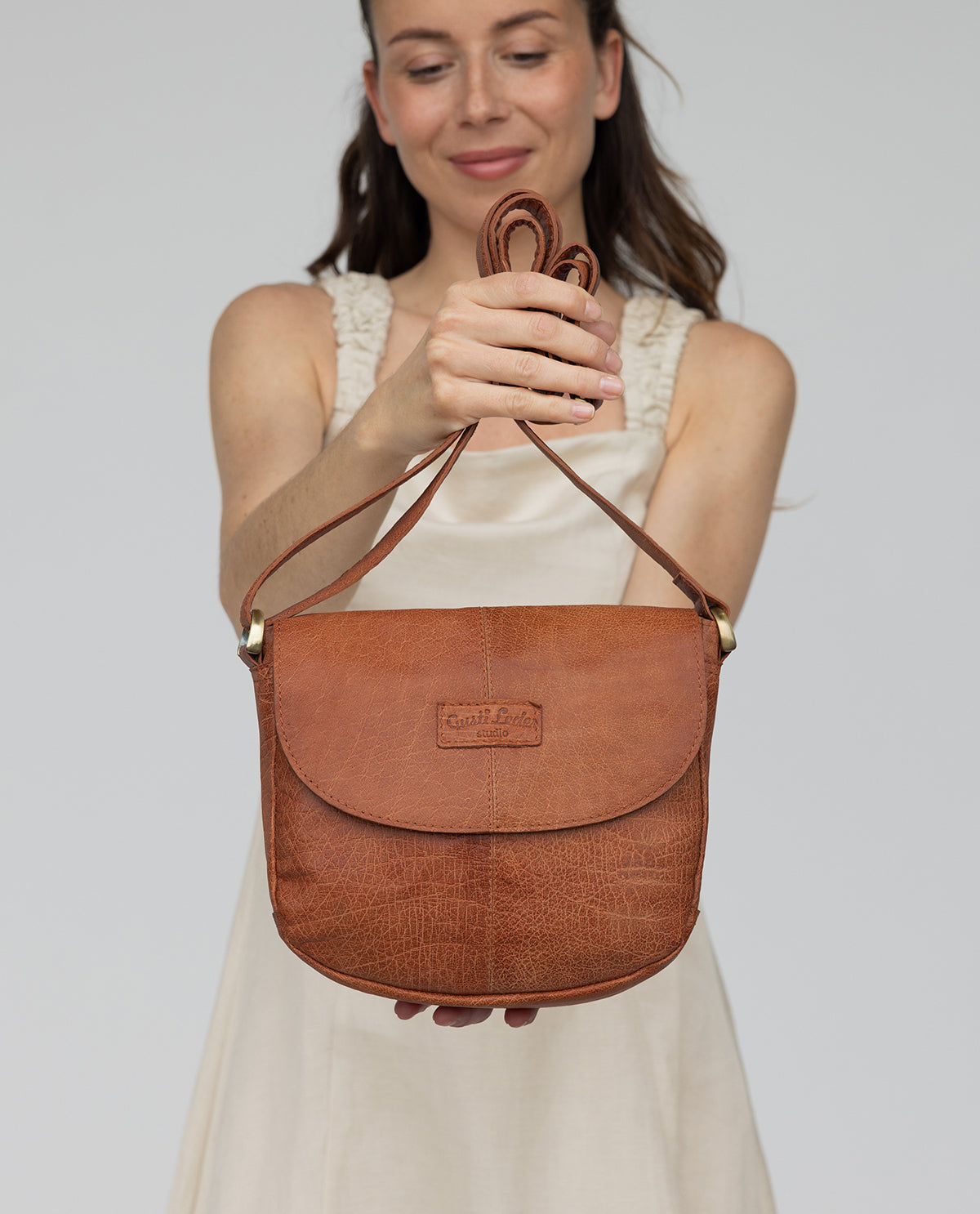 gusti-leder-benja-kleine-lederhandtasche-damen-mit-schulterriemen image 7