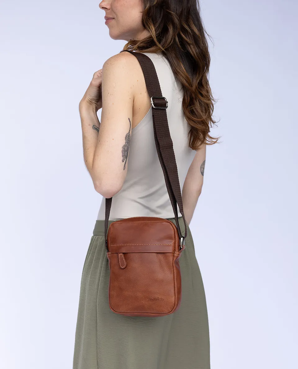 gusti-leder-karl-umh-ngetasche-crossbody-braun-mit-schl-sselanh-nger image 1
