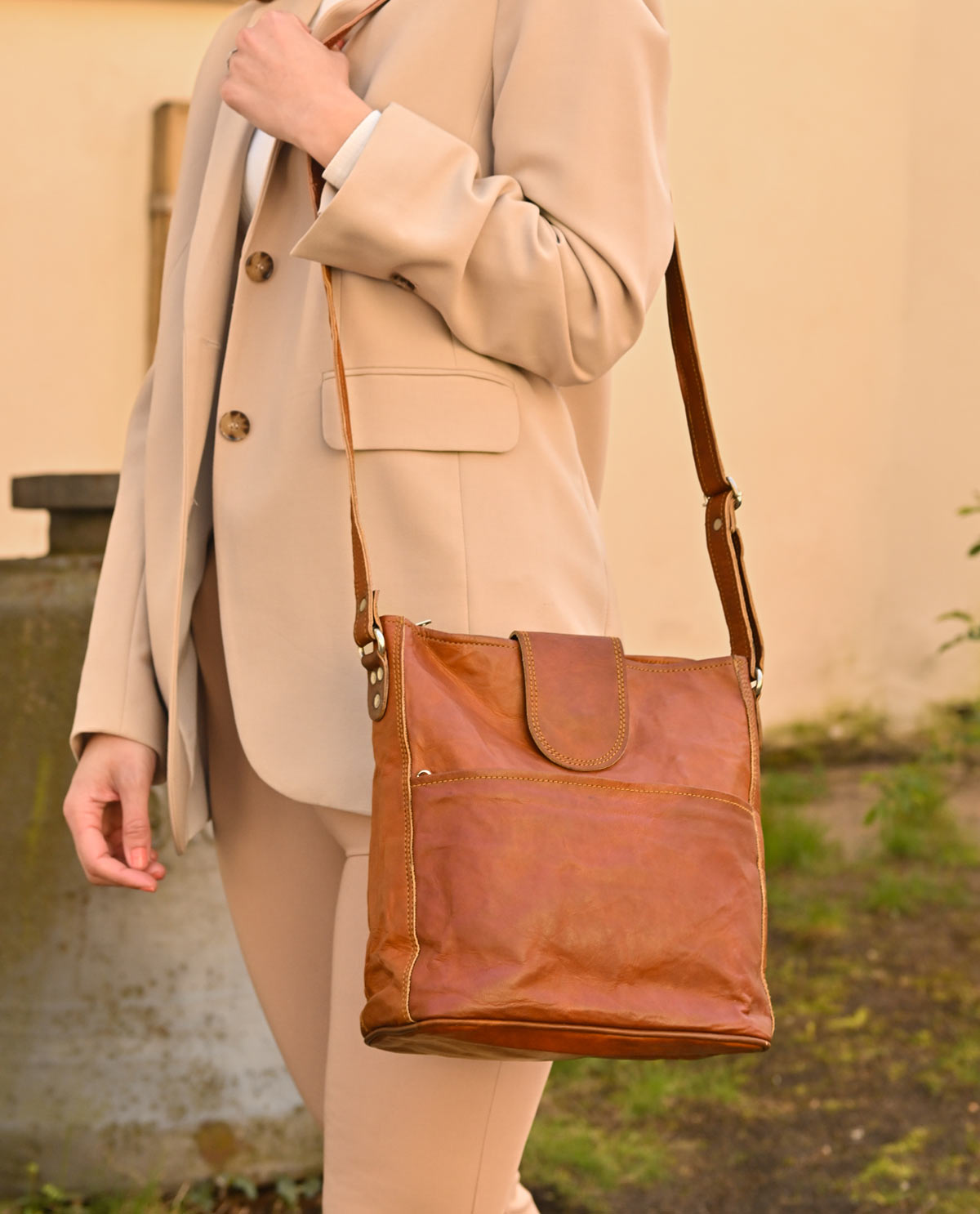 gusti-leder-jacqueline-shopper-umh-ngetasche-ziegenleder-outlet image 1