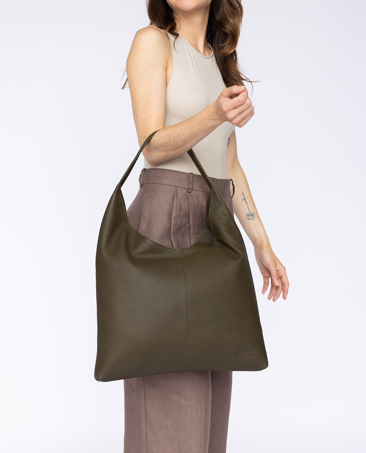 gusti-leder-marthe-damen-handtasche-gr-n-leder-mit-airtag-fach image 8