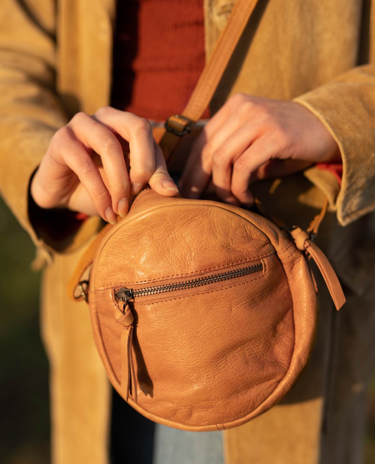 gusti-leder-tanja-runde-schultertasche-aus-rindsleder-kompakt image 1