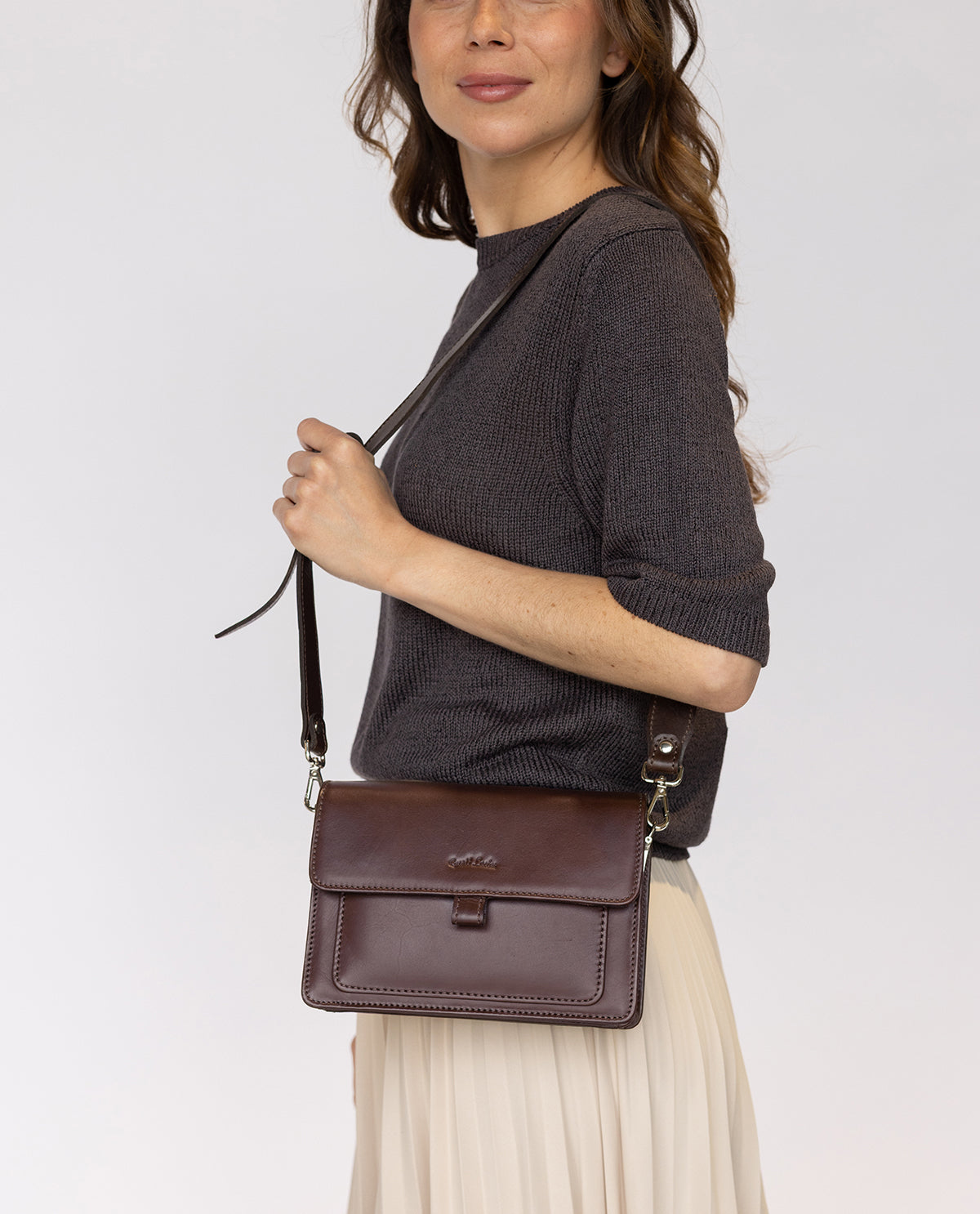 gusti-leder-bibi-damen-umh-ngetasche-aus-dunkelbraunem-leder-mit-airtag-fach image 1