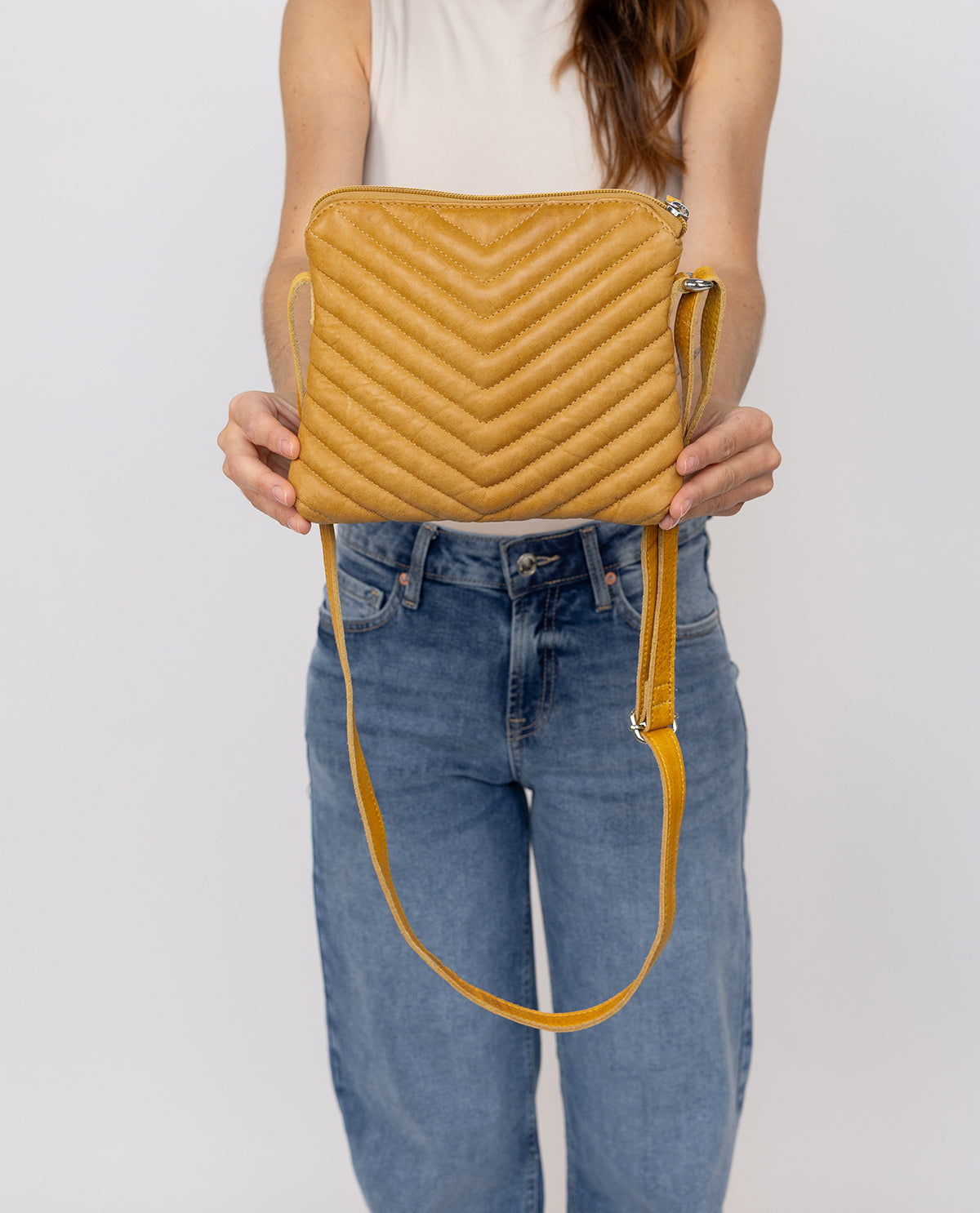 gusti-leder-aline-kleine-lederhandtasche-damen-gelb-gemustert image 4